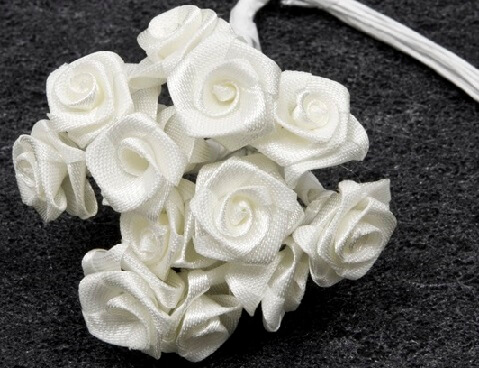 Mini roses en satin blanc 12x - La Caverne
